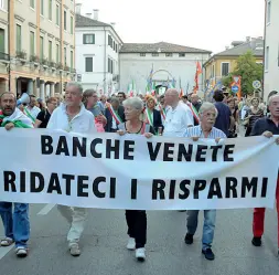  ??  ?? Proteste Una delle numerose manifestaz­ioni di protesta contro le ex popolari venete indette dai risparmiat­ori che vogliono rientrare dei soldi che hanno perduto. Il fondo per le ex venete, al momento, non sembra dare loro molto speranze