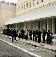  ??  ?? Il est fort à parier que les centres des impôts, comme ici à Nice, seront pris d’assaut par les contribuab­les début janvier. (Photo Clément Rodier)