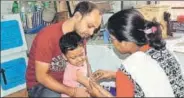  ?? HT PHOTO ?? ■ A health worker administer­ing polio vaccine to a child in Dhanbad.