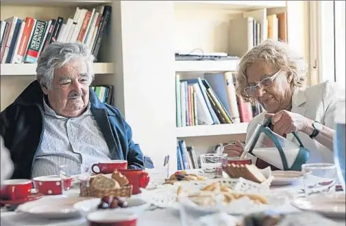  ??  ?? Manuela Carmena recibió en su casa al expresiden­te de Uruguay, José Múgica