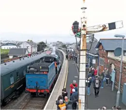  ?? JOE CASSELLS ?? Under the control of the 25-foot tall Up starter signal at Castlerock, Compound No. 85 runs round the RPSI’s ‘Semaphore Finale’ train on October 30 2016, the final occasion on which a steam-hauled train used the loop.