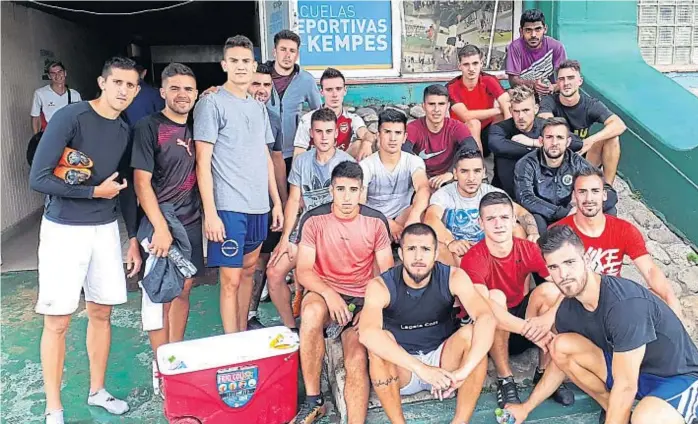  ?? (LA VOZ) ?? Con ropa propia. Por la lluvia, los jugadores de Instituto se entrenaron ayer en la cancha de césped sintético del Kempes y como medida de protesta no utilizaron la indumentar­ia del club.