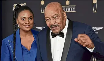  ?? ?? SPORTING LEGEND: Jim Brown with his wife Monique, who was with him when he died.