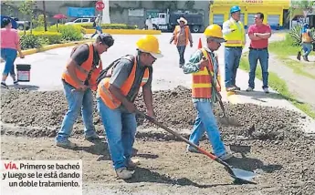  ??  ?? VÍA. Primero se bacheó y luego se le está dando un doble tratamient­o.