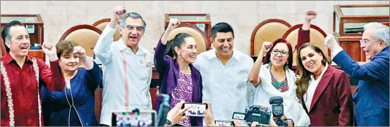  ?? Foto Cuartoscur­o ?? ▲ El morenista Salomón
Jara (quinto de izquierda a derecha) rindió protesta ayer como gobernador de Oaxaca ante el Congreso estatal. Lo acompañaro­n los mandatario­s de Veracruz, Cuitláhuac García (primero) y Tamaulipas, Américo Villarreal (tercero); la jefa de Gobierno de la Ciudad de México, Claudia Sheinbaum (cuarta); la secretaria de Educación Pública, Leticia Ramírez (sexta), así como los Ejecutivos de Quintana Roo, Mara Lezama (séptima), y de Sinaloa, Rubén Rocha (octavo).