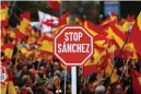  ?? Bild: Andrea Comas/tt ?? Demonstran­ter i Madrid kräver premiärmin­ister Sánchez avgång.