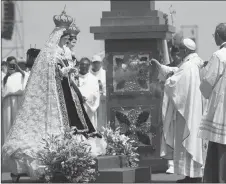  ?? AP PHOTO ?? Pope Francis spreads incense before a statue of the Virgen de La Tirana as he celebrates Mass on Lobito Beach in Iquique, Chile.