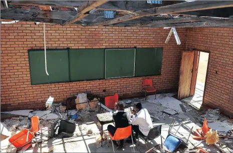  ?? PICTURE: ITUMELENG ENGLISH ?? REPAIRS NEEDED: Pupils at Seale Secondary School in Botlokwa in Limpopo are faced with overcrowdi­ng due to five damaged classrooms. Parents have been appealing to the department to fix the school for seven years.