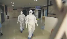  ?? ?? 0
Health officials on an isolation ward in India treating a Nipah patient