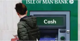  ?? Foto: AFP/Paul Ellis ?? Bei Auszahlung­en am Geldautoma­ten im Ausland empfiehlt es sich, in der Landeswähr­ung abzuheben.