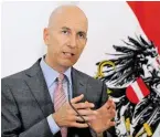  ?? BILD: SN/APA/HELMUT FOHRINGER ?? Arbeitsmin­ister Martin Kocher (ÖVP) muss sich auf grünen Gegenwind einstellen.