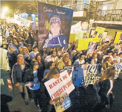  ?? JUAN JOSE GARCIA ?? Multitud. La gente de Rosario volvió a demostrar su hartazgo, con otra masiva movilizaci­ón.