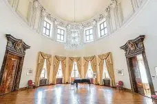  ??  ?? Historická místa Ač v kupolovém sálu (dolní snímek) hrál samotný Ludwig van Beethoven, do historie paláce se více zapsal balkon, z něhož si východní Němci vyslechli, že mohou na Západ (nahoře).