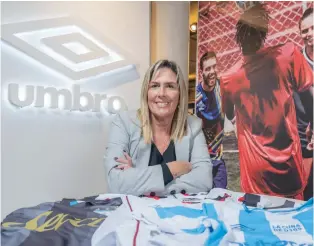  ?? ?? Mayca Gowland, gerente de Marketing de Umbro, marca que viste a tres equipos de primera.