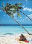  ?? FOTO: CHAD EHLERS ?? Ein Paar am Palmenstra­nd auf den Malediven. Reisen könnte teurer werden wegen Steuernach­forderunge­n, droht der Deutsche Reiseverba­nd.