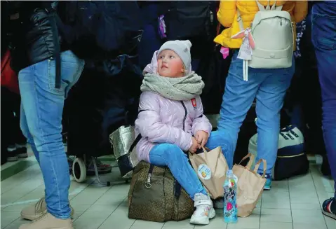  ?? REUTERS ?? Refugiados ucranianos de Odesa llegan a la estación de Przemysl en Polonia