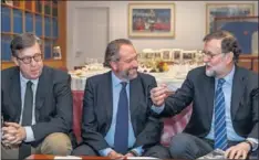  ??  ?? Mariano Rajoy, con Juan Cantón y Santiago Segurola.