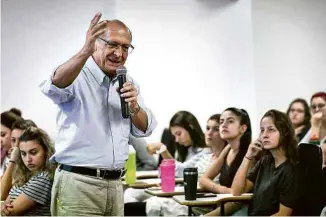  ?? Zanone Fraissat/ Folhapress ?? Ex-governador Alckmin dá aula para alunos de medicina em São Paulo