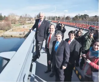  ?? |GENTILEZA ?? El Presidente Sebastián Piñera caminó sobre el puente Cau Cau en su apertura oficial al tránsito, realizada ayer