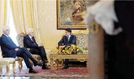  ?? LaPresse ?? Il confronto Sergio Mattarella e Ugo Zampetti con Giuseppe Conte. Sotto Carlo Cottarelli, a destra Di Maio