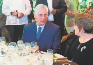  ?? // EFE ?? El presidente de Cuba, Miguel Díaz-Canel, y su esposa en una cena benéfica