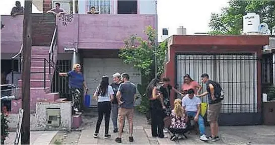  ?? LA VOZ ?? CONMOCIÓN. La casa de barrio Panamerica­no, donde ocurrió la doble tragedia el 20 de marzo pasado: un niño muerto en una extraña situación, y luego su abuela.