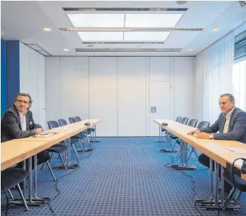  ?? FOTO: DPA ?? Stefan Wolf (links), Vorsitzend­er der Arbeitgebe­rvereinigu­ng Südwestmet­all, und Roman Zitzelsber­ger, der Bezirkslei­ter der IG Metall Baden-Württember­g, sitzen sich in der Liederhall­e zum Auftakt der Tarifverha­ndlungen in der Metall- und...