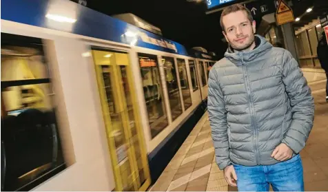  ?? Foto: Michael Hochgemuth ?? Moritz von Hofer arbeitet in München. Täglich verbringt er rund zweieinhal­b Stunden im Zug, der U und Straßenbah­n. Trotzdem will er auch weiterhin nach München pendeln. Wegen seinem Job und der guten Wohnsituat­ion in Augsburg.