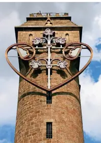  ??  ?? Der Spiegellus­tturm in Marburg steht mitten im Wald.