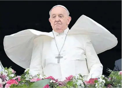  ?? EFE ?? Saludos. Entre rumores por su salud, el Papa dio ayer su mensaje pascual desde el Vaticano.