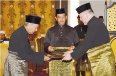  ?? — Bernama photo ?? Tun Mahathir Mohamad being sworn in as Malaysia's seventh Prime Minister Yang diPertuan Agong, Sultan Muhammad V, at Istana Negara, last night.