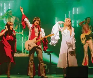  ??  ?? Zum Mitsingen animieren die Künstler von „One Night of ABBA“. Bei der Show der Superlativ­e springt der Funke aber im Handumdreh­en über.
