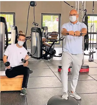  ?? FOTO: KINETO ?? Daniel und Peer Schoop (v.l.) zeigen die Trainingsm­öglichkeit­en im Fitnessstu­dio Kineto. Auf die Corona-Hygienevor- schriften legen beide großen Wert.