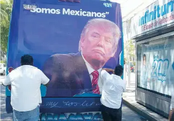  ??  ?? La Coordinaci­ón de Transporte del estado comenzó a retirar la propaganda, la cual, según la Secretaría General de Gobierno, ofende al presidente de los Estados Unidos, Donald Trump.