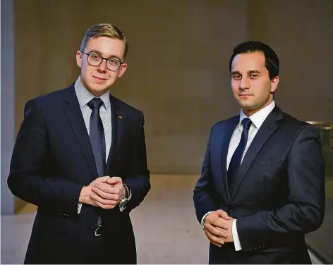  ?? FOTO: THOMAS TRUTSCHEL ?? Philipp Amthor (CDU, 25, l.) und Mahmut Özdemir (SPD, 30) im Deutschen Bundestag.