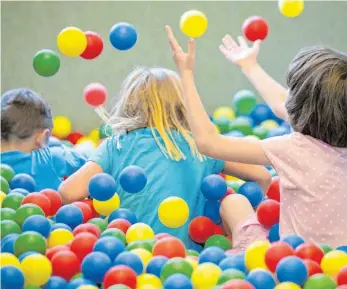  ?? FOTO: DPA / FRISO GENTSCH ?? Kitas sind wichtig für die Entwicklun­g der Kinder. Deshalb investiert die Gemeinde Hüttlingen auch in der Corona-Zeit in die Betreuung und kommt Eltern entgegen.