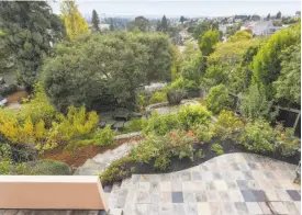  ?? Open Homes Photograph­y ?? A slate deck winds behind the Upper Rockridge home.