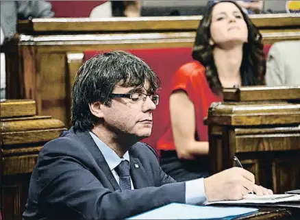  ?? ROSER VILALLONGA ?? Carles Puigdemont tomando notas, ayer, durante la sesión de control en el Parlament