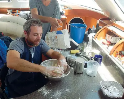  ??  ?? Bene ovunque Sopra Andrea Stella mentre cucina a bordo del suo catamarano accessibil­e Spirito di Stella. A destra dall’alto lo skipper/imprendito­re nella cucina della sua casa e in azienda