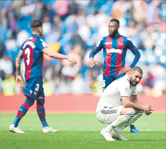  ?? FOTO: GETTY ?? Karim Benzema y su equipo doblaron la rodilla ante un Levante que dio la gran sorpresa en el Santiago Bernabéu. El delantero francés entró en el minuto 60 y pudo anotar el empate