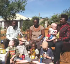  ??  ?? Sekuru Banda (right) donates goods to the Nyamapfeka family