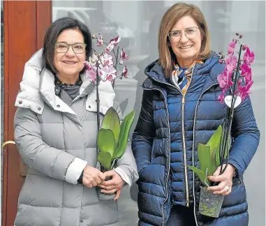  ?? ?? María Pilar y Rosa María, en la puerta de Flores El Cisne.