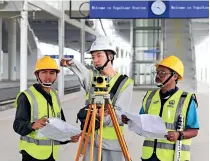  ?? (centre) (VCG) ?? A Chinese worker and two local workers communicat­e at a constructi­on site of the Jakarta-Bandung High-Speed Railway in Bandung, Indonesia, on 1 July