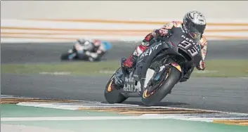  ??  ?? Marc Márquez fue el más rápido del global de los dos días de test de pretempora­da de MotoGP 2018 disputados en Cheste, marcando el mejor tiempo con su moto del 2017 pero con una modificaci­ón de chasis del próximo curso