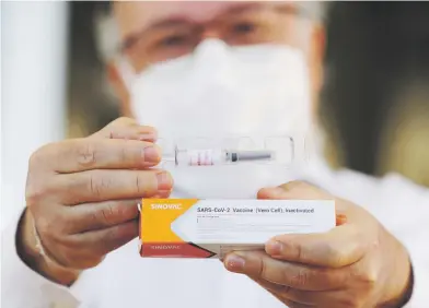  ?? ap / eraldo peres ?? La vacuna experiment­al Sinovac Biotech, desarrolla­da en China, se está administra­ndo a miles de voluntario­s en Brasil.