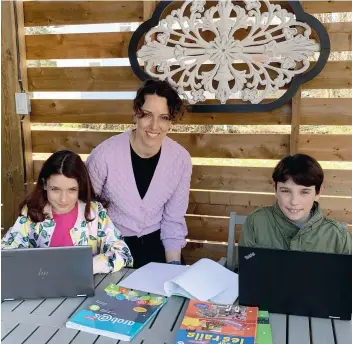  ?? PHOTO MARIANNE WHITE ?? Karine Breton se réjouit du retour en classe au primaire, et ses enfants, Jade et Joaquim, ont hâte de retrouver leurs amis pour terminer l’année scolaire.