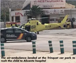  ??  ?? The air-ambulance landed at the Trinquet car park to rush the child to Alicante hospital