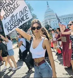  ?? @EMRATA ?? Emily Ratajkowsk­i en la protesta contra Kavanaugh