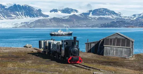  ?? ?? De nye regler betyder, at kun de mindre ekspeditio­nsskibe får lov at komme til Svalbard, og de skal holde større afstand til dyrene end hidtil. Foto: Getty Images