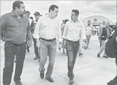  ??  ?? En el cuarto día de evaluación de daños en el Istmo de Tehuantepe­c, el gobernador de Oaxaca, Alejandro Murat Hinojosa, y el secretario de Gobernació­n, Miguel Ángel Osorio Chong, instalaron la comisión de delegados federales y estatales que atenderá con...